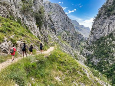 İnsanlar Asturias ve Leon vilayetleri arasındaki Picos de Europa Ulusal Parkı 'ndaki Ruta del Cares Kanyonu' nda yürüyorlar.
