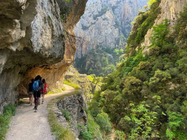 İnsanlar Asturias ve Leon vilayetleri arasındaki Picos de Europa Ulusal Parkı 'ndaki Ruta del Cares Kanyonu' nda yürüyorlar.