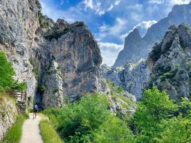 İnsanlar Asturias ve Leon vilayetleri arasındaki Picos de Europa Ulusal Parkı 'ndaki Ruta del Cares Kanyonu' nda yürüyorlar.