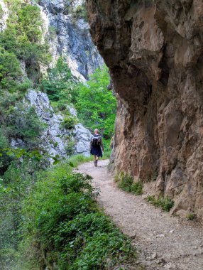 İnsanlar Asturias ve Leon vilayetleri arasındaki Picos de Europa Ulusal Parkı 'ndaki Ruta del Cares Kanyonu' nda yürüyorlar.