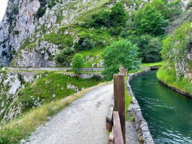 Asturias ve Leon eyaletleri arasındaki Picos de Europa Ulusal Parkı 'ndaki Ruta del Cares Kanyonu' nda su kanalları ve patika.