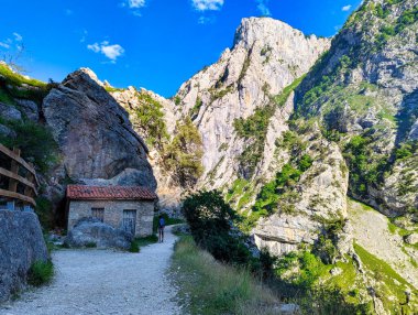 Asturias ve Leon vilayetleri arasındaki Picos de Europa Ulusal Parkı 'ndaki Ruta del Cares Kanyonu rotası.