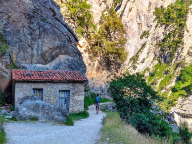 İnsanlar Asturias ve Leon vilayetleri arasındaki Picos de Europa Ulusal Parkı 'ndaki Ruta del Cares Kanyonu' nda yürüyorlar.