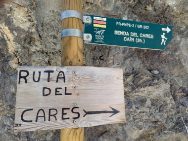 Ruta del Cares rotasının başında imzala, Poncebos köyü, Picos de Europa Ulusal Parkı, Asturias bölgesi, İspanya