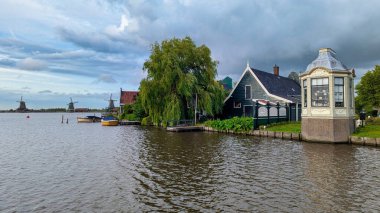 Hollanda 'nın güzel Zaanse Schans yel değirmeni bölgesindeki geleneksel eski köy