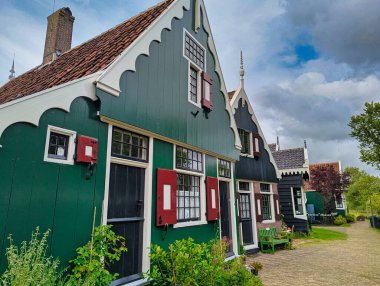 Hollanda 'nın güzel Zaanse Schans yel değirmeni bölgesindeki geleneksel eski köy