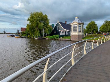 Hollanda 'nın güzel Zaanse Schans yel değirmeni bölgesindeki geleneksel eski köy