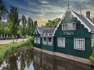 Hollanda 'nın güzel Zaanse Schans yel değirmeni bölgesindeki geleneksel eski köy