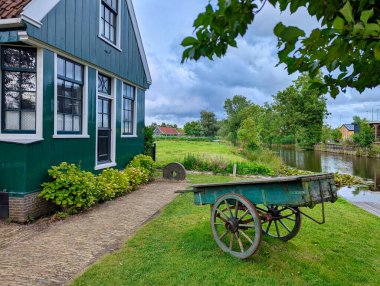Hollanda 'nın güzel Zaanse Schans yel değirmeni bölgesindeki geleneksel eski köy