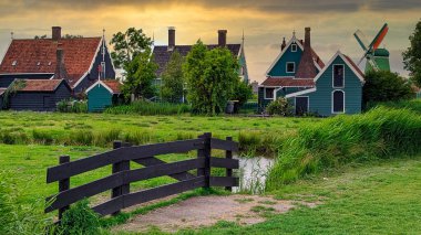 Hollanda 'nın güzel Zaanse Schans yel değirmeni bölgesindeki geleneksel eski köy