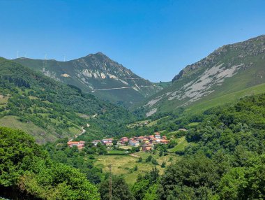 Shepherd 'ın kulübesi ve Pena Manteca tepesi, 1522 metre, La Bedul köyünden, Belmonte de Miranda, Asturias, İspanya
