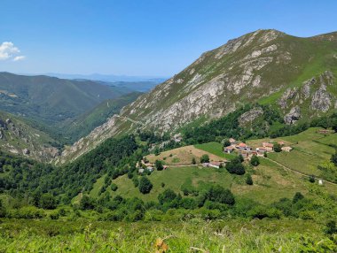Shepherd 'ın kulübesi ve Pena Manteca tepesi, 1522 metre, La Bedul köyünden, Belmonte de Miranda, Asturias, İspanya