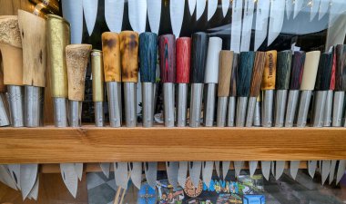 Bir dükkan vitrininde sergilenen tipik Taramundi bıçakları, Taramundi, Asturias, İspanya