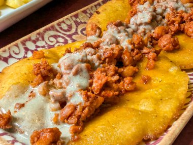 'tortos con picadillo adn Cabrales sos' (domuz eti Cabrales peynir sosu kızarmış mısır üzerine), İspanya 'nın Asturias şehrinde tipik yemek