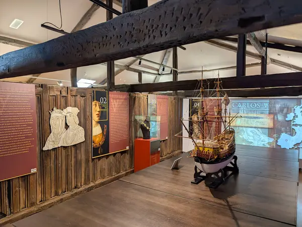 Charles V. 'nin 1517' de İspanya 'ya dönüşünde Kral' ın uyuduğu Casa de los Hevia evindeki figürünün sergisi. Villaviciosa, Asturias, İspanya