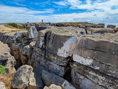 Arka planda Cabo Carvoeiro deniz feneri, Oeste Subregion, Portekiz Peniche kıyı manzarası
