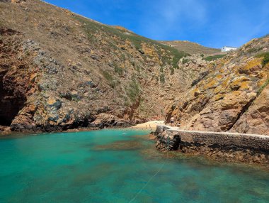 Carreiro do Mosteiro plajı, Berlengas Adaları 'nın en popüler plajı. Berlengas Doğa Koruma Alanı. Portekiz
