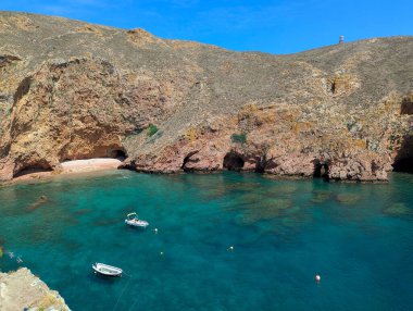 Carreiro do Mosteiro plajı, Berlengas Adaları 'nın en popüler plajı. Berlengas Doğa Koruma Alanı. Portekiz