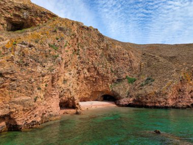 Portekiz 'in Berlenga adasının dolambaçlı kıyıları ve plajları