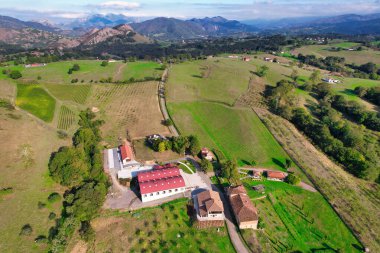 Nevares, Asturias, İspanya; 1 Ekim 2025: Palacio de Nevares şarap mahzeni, hava manzaralı