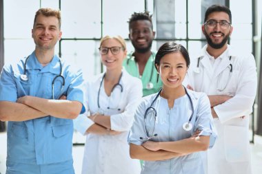Meslek hekimliği. Çok uluslu insanlar - doktor, hemşire ve cerrah.
