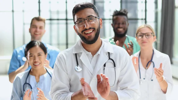 Успішна Команда Молодих Лікарів Плескаючи Руками — стокове фото