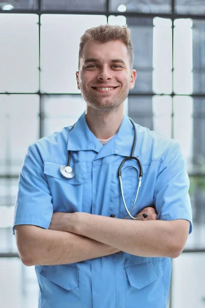 青い制服を着た若い医師の肖像画です — ストック写真
