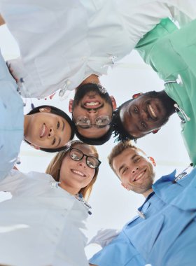 Profesyonel doktorlar el ele tutuşuyor. Çokuluslu Tıp Toplantısı. Takım çalışması bağlantısı. Klinik Ekip Grubu. Birlikte çalışmak. Ofis Arkadaşlığı. Ortaklık Kolları Sarsıyor.