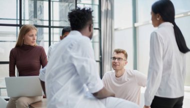 Yaratıcı ortak çalışma alanında birlikte çalışan bir grup çok ırklı iş adamı.