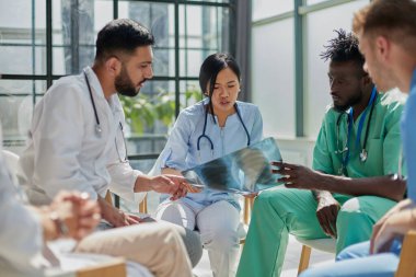 Hepsi eğitimli ve röntgenler konusunda tecrübeliler..