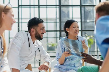 Hepsi eğitimli ve röntgenler konusunda tecrübeliler..