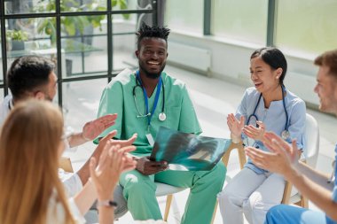 Ameliyata hazırlanırken röntgene bakan genç bir grup ağız cerrahı..