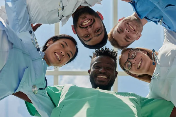 Succesvol Team Van Artsen Kijken Naar Camera Glimlachen Terwijl Het — Stockfoto