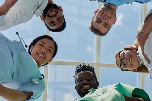 医生和护士小组概念团队合作在医院为成功工作和团队信任 — 图库照片