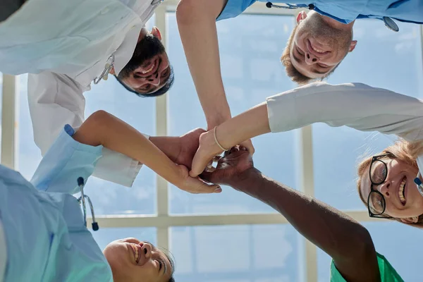 Doktorlar ve hemşirelerden oluşan bir grup başarılı çalışma ve ekibe güven için hastanede takım çalışması yaptı.
