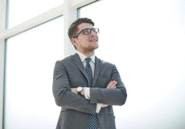 Retrato Jovem Empresário Vestindo Óculos Escritório — Fotografia de Stock