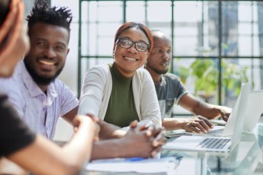 Afrikalı iş adamları modern ofiste tokalaşıyor