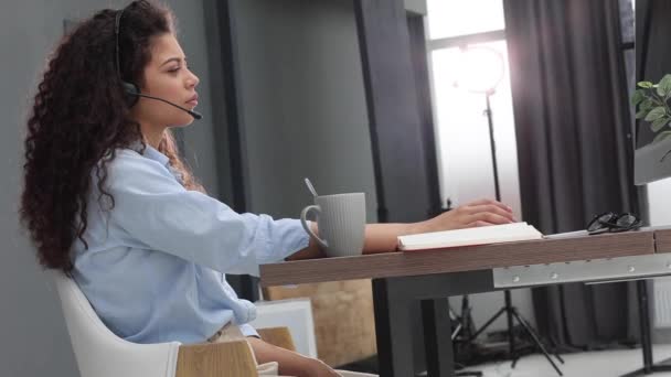 ヘッドセットを使用して顧客サービスオフィスの人々を通信し 助言するためにブルネットのビジネス女性 コールセンター — ストック動画