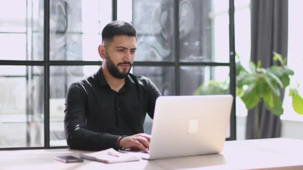 사무실 Portrait Stylish Hispanic Businessman Works Laptop — 비디오