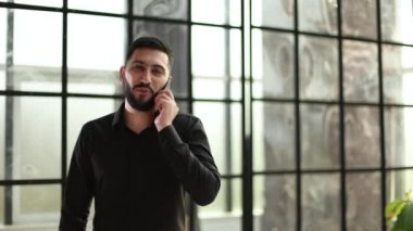 Akıllı telefon kullanan adamın seçici odak noktası