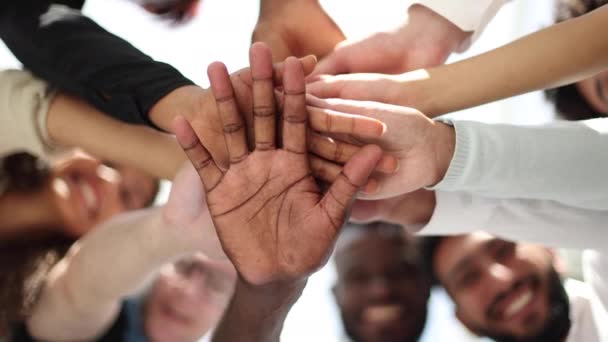 Junge Glückliche Menschen Legen Ihre Hände Zusammen Gemeinschaft Multiethnischer Menschen — Stockvideo