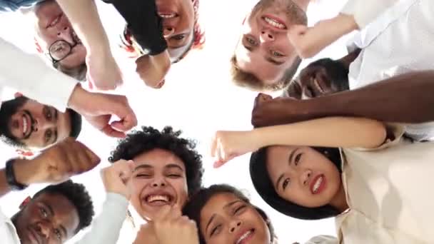 Takım Çalışması Güç Ortaklık Konsepti Gülümseyen Insanların Çember Oluşturarak Yumruk — Stok video