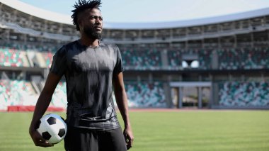 Büyük stadyumdaki maç sırasında Afrikalı Amerikalı futbolcu