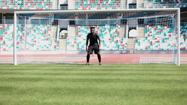 Futbol kalecisi topu stadyumda yakalıyor. oyun konsepti