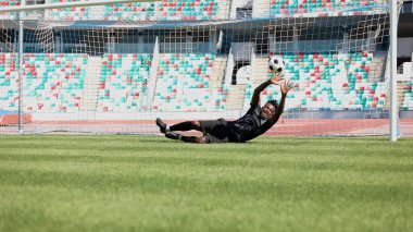 Futbol kalecisi topu stadyumda yakalıyor. oyun konsepti