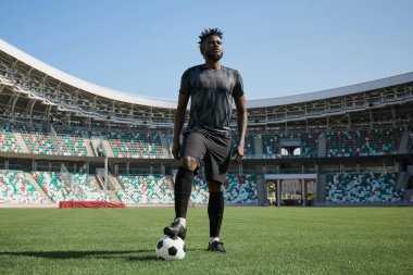 Futbol yaşam tarzı. Adam oyunu oynar, oyun. Büyük hayal, geleceğin profesyonel oyuncusu..