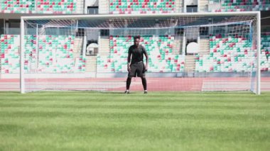 Futbol kalecisi topu stadyumda yakalıyor. oyun konsepti
