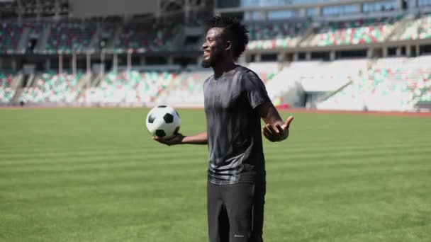 Ποδόσφαιρο Freestyle Νέος Άνθρωπος Που Κρατά Την Μπάλα Ποδοσφαίρου Στο — Αρχείο Βίντεο