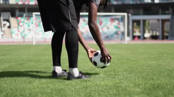 Ποδόσφαιρο Αγώνα Στο Γήπεδο Ετοιμάζεται Λάβει Ένα Πέναλτι — Αρχείο Βίντεο