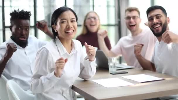 Çok Irklı Adamları Ofiste Birlikte Eğleniyorlar — Stok video
